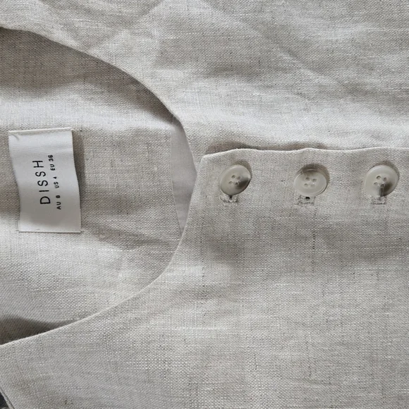 Sleeveless Beige Button-Down Top - Picture 5 of 6